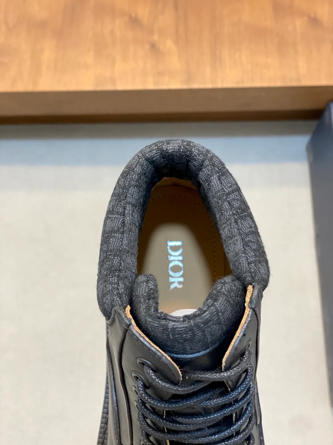💰860 Dio* — Dior's 2024 autumn and winter luxury men's mid-top short boots, purely handmade, both inside and outside are imported first-layer cowhide, high-end quality and exquisite craftsmanship. Original TPU combination outsole. Wear a noble gentleman's taste. The best last type has been carefully debugged. 100% comfort. Size: 38-44 (38-45 can be customized)